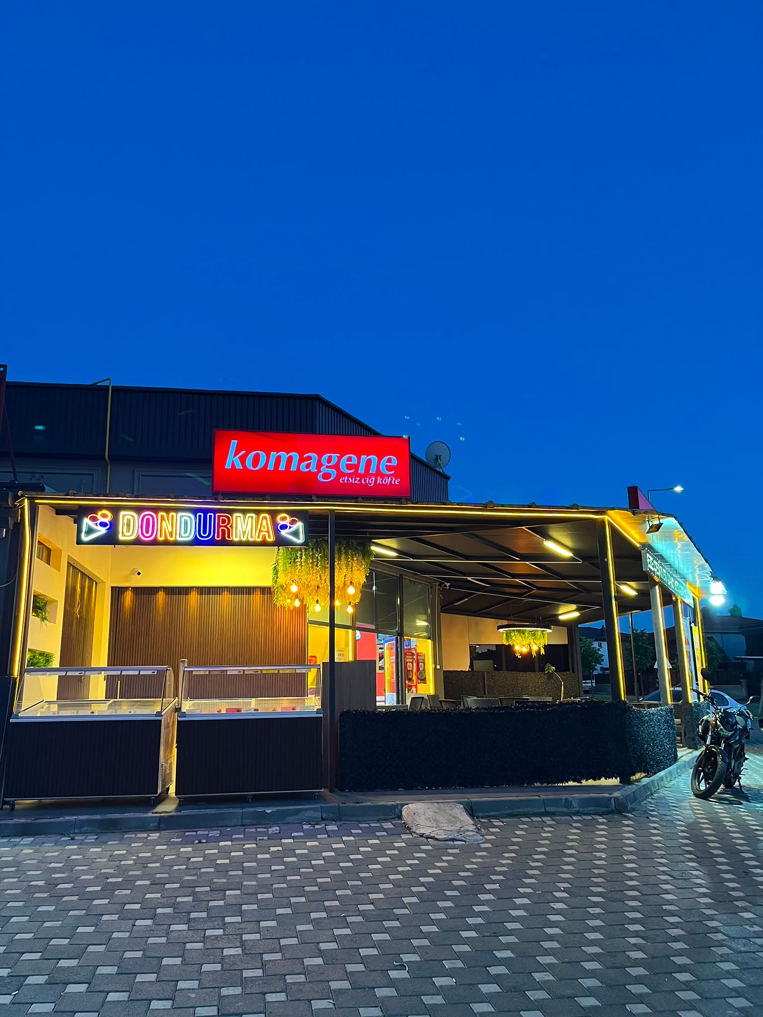 Mahal Komagene'nin neon Dondurma tabelalı girişinin akşam görünümü