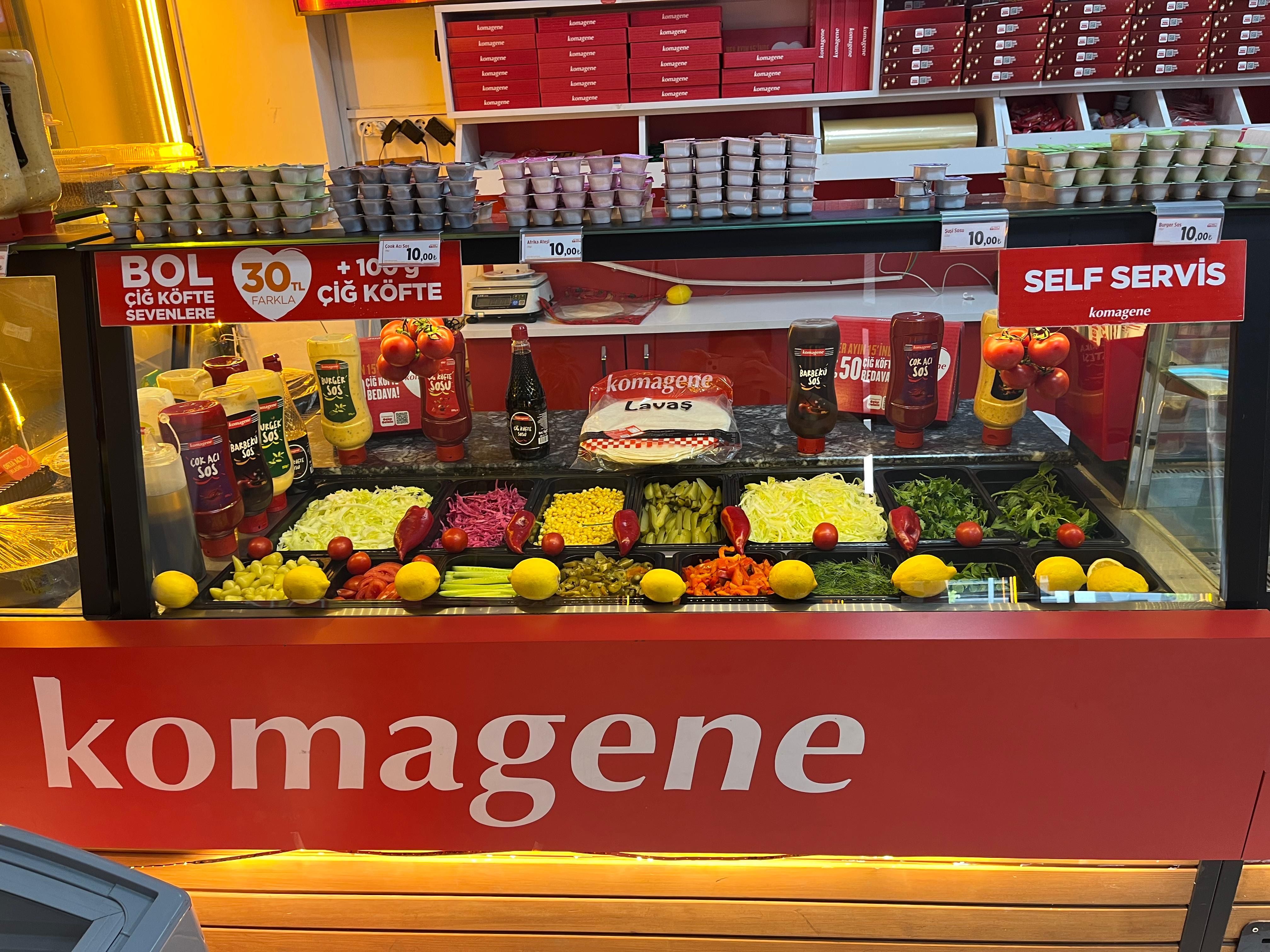 Mahal Komagene'nin taze malzemelerle hazırlanmış self servis çiğ köfte tezgahı